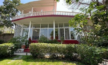 Casa en venta de un piso con doble terreno y gran vista al Lago