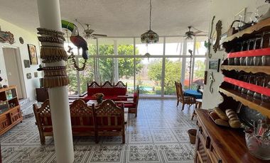 Casa en venta de un piso con doble terreno y gran vista al Lago