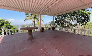 Casa en venta de un piso con doble terreno y gran vista al Lago