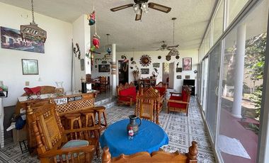 Casa en venta de un piso con doble terreno y gran vista al Lago