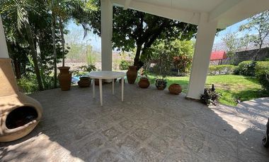 Casa en venta de un piso con doble terreno y gran vista al Lago