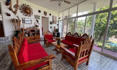 Casa en venta de un piso con doble terreno y gran vista al Lago