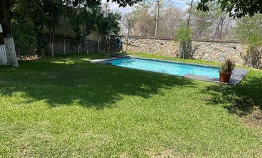 Casa en venta de un piso con doble terreno y gran vista al Lago