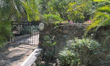 Casa en venta de un piso con doble terreno y gran vista al Lago