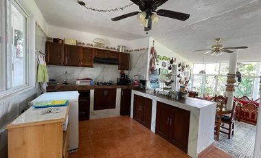 Casa en venta de un piso con doble terreno y gran vista al Lago