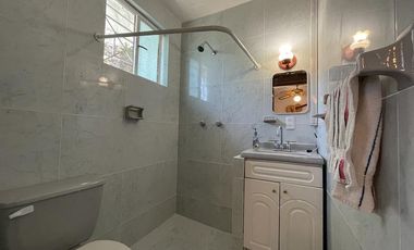 Casa en venta de un piso con doble terreno y gran vista al Lago