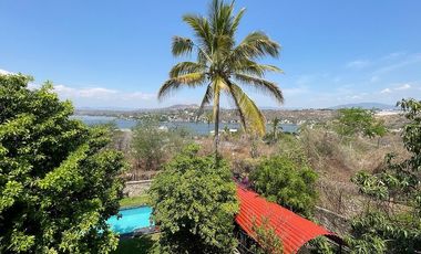 Casa en venta de un piso con doble terreno y gran vista al Lago