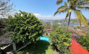 Casa en venta de un piso con doble terreno y gran vista al Lago