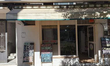 Casa con dos locales y dos departamentos