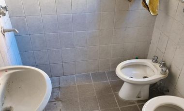 Casa con dos locales y dos departamentos