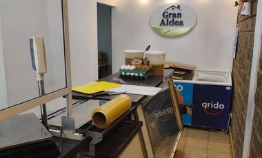 Casa con dos locales y dos departamentos