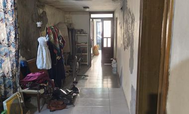 Casa con dos locales y dos departamentos