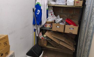 Casa con dos locales y dos departamentos