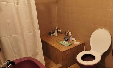 Casa con dos locales y dos departamentos