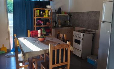 Casa con dos locales y dos departamentos