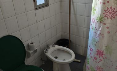 Casa con dos locales y dos departamentos