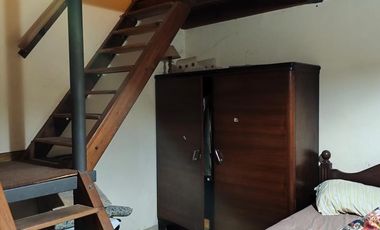 Casa con dos locales y dos departamentos