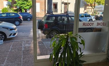 Casa con dos locales y dos departamentos