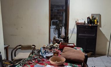 Casa con dos locales y dos departamentos