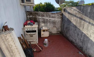 Casa con dos locales y dos departamentos