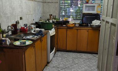 Casa con dos locales y dos departamentos