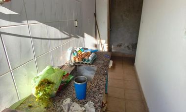 Casa con dos locales y dos departamentos