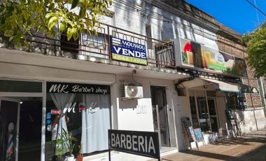 Casa con dos locales y dos departamentos