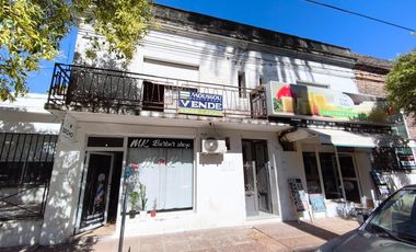 Casa con dos locales y dos departamentos