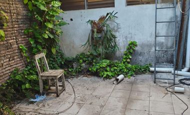 Casa con dos locales y dos departamentos