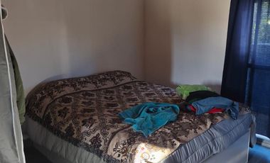 Casa con dos locales y dos departamentos