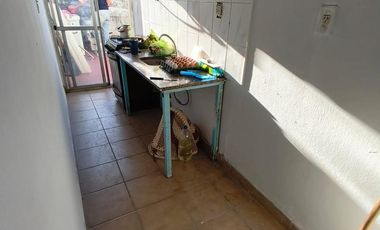 Casa con dos locales y dos departamentos