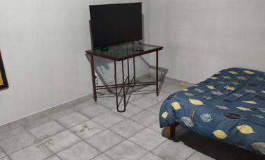 Casa con dos locales y dos departamentos