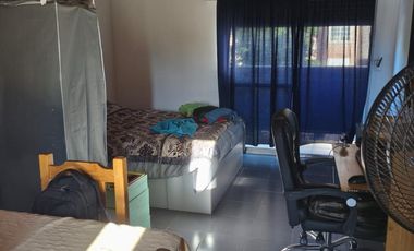 Casa con dos locales y dos departamentos