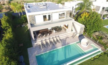 Albanueva, magnifica casa moderna de diseño, 4 dormitorios, pileta, amarra, venta