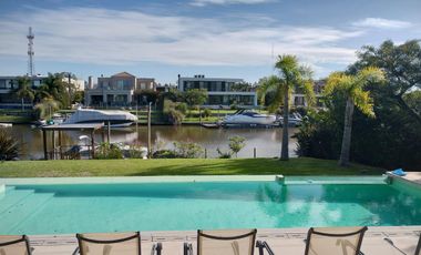 Albanueva, magnifica casa moderna de diseño, 4 dormitorios, pileta, amarra, venta