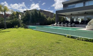 Albanueva, magnifica casa moderna de diseño, 4 dormitorios, pileta, amarra, venta