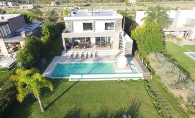 Albanueva, magnifica casa moderna de diseño, 4 dormitorios, pileta, amarra, venta