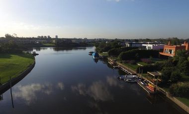 Albanueva, magnifica casa moderna de diseño, 4 dormitorios, pileta, amarra, venta