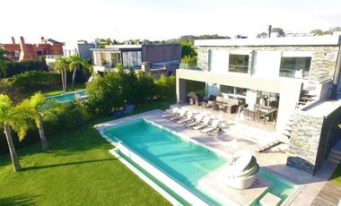 Albanueva, magnifica casa moderna de diseño, 4 dormitorios, pileta, amarra, venta