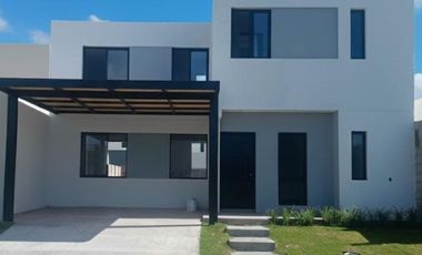 CASA 3 DORMITORIOS BAÑO SUITE DOCTA FRENTE PLAZA