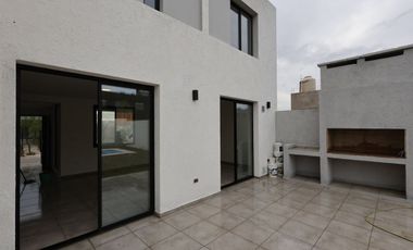 CASA 3 DORMITORIOS BAÑO SUITE DOCTA FRENTE PLAZA