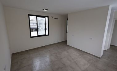 CASA 3 DORMITORIOS BAÑO SUITE DOCTA FRENTE PLAZA