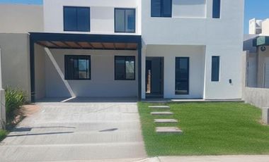 CASA 3 DORMITORIOS BAÑO SUITE DOCTA FRENTE PLAZA