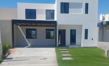 CASA 3 DORMITORIOS BAÑO SUITE DOCTA FRENTE PLAZA