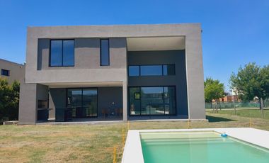 Casa a la laguna en  venta en San Matias.
