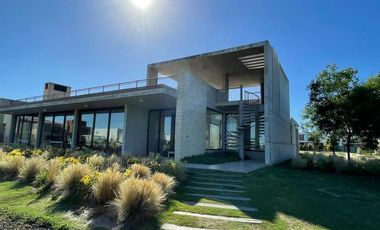 Las Piedras | Venta | Muy interesante PB en esquina de 3 dormitorios con jardín y parrilla