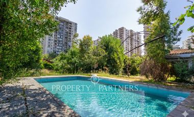 Increíble casa en Armando Moock, Macul. aproximadamente 1.000 m2 de terreno