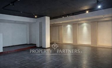 Local comercial con alto flujo peatonal en centro comercial de Vitacura