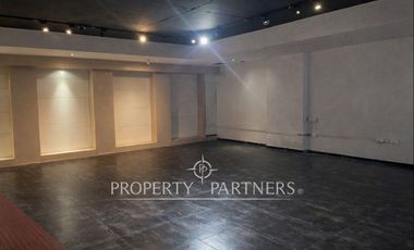 Local comercial con alto flujo peatonal en centro comercial de Vitacura