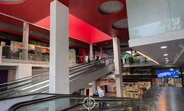 Local comercial con alto flujo peatonal en centro comercial de Vitacura